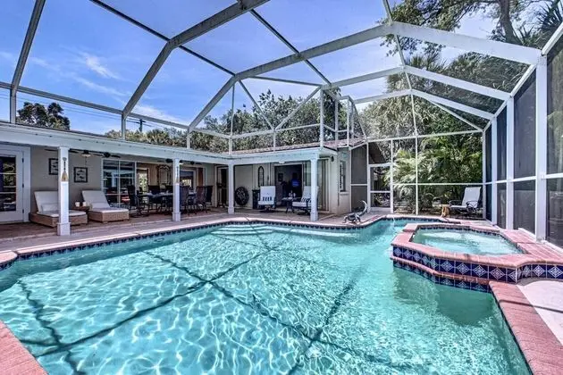 Ev (Canopy Cottage on Siesta Key)