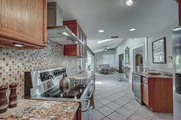 Ev (Canopy Cottage on Siesta Key)