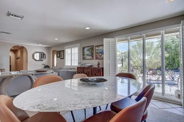 Ev (Canopy Cottage on Siesta Key)