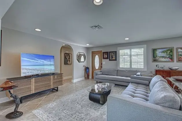 Ev (Canopy Cottage on Siesta Key)
