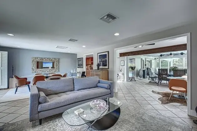 Ev (Canopy Cottage on Siesta Key)