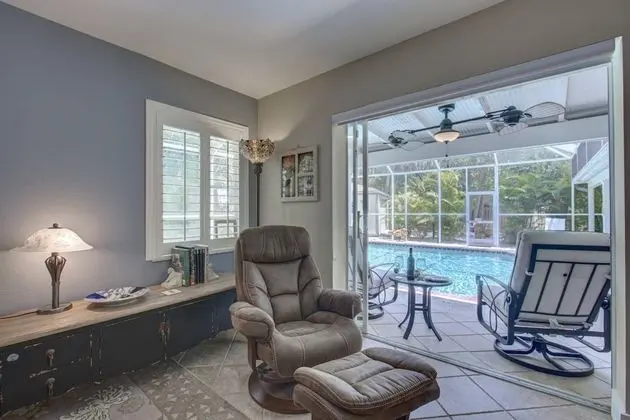 Ev (Canopy Cottage on Siesta Key)