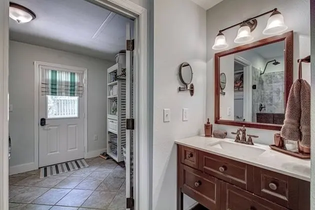 Ev (Canopy Cottage on Siesta Key)