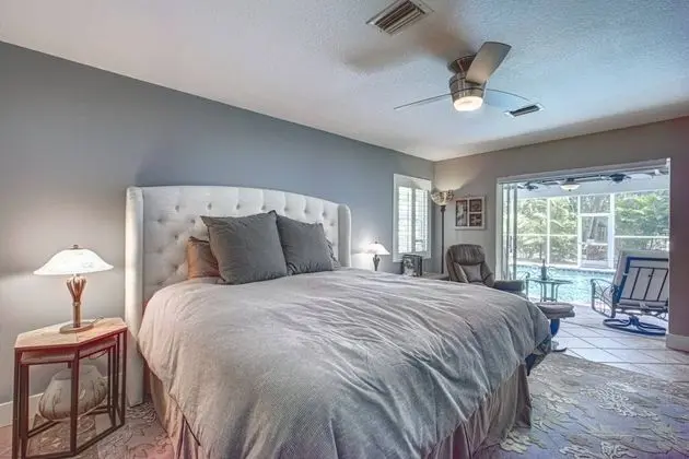 Ev (Canopy Cottage on Siesta Key)