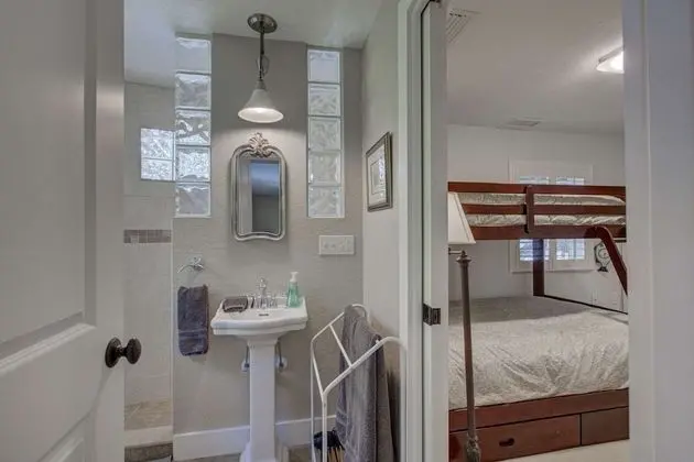 Ev (Canopy Cottage on Siesta Key)