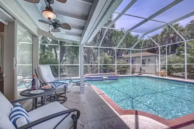Ev (Canopy Cottage on Siesta Key)