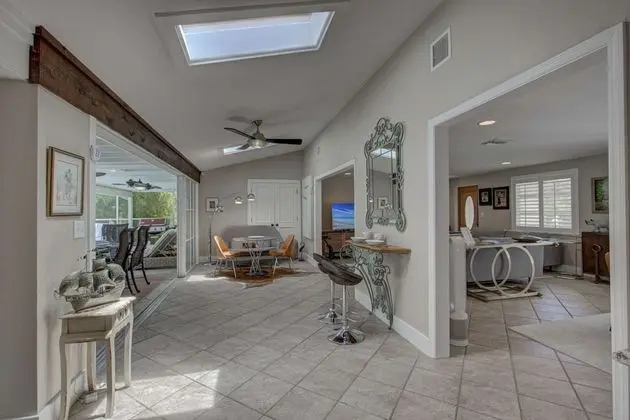 Ev (Canopy Cottage on Siesta Key)