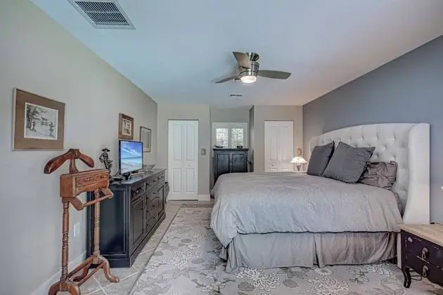 Ev (Canopy Cottage on Siesta Key)