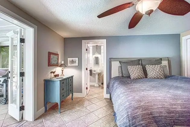Ev (Canopy Cottage on Siesta Key)