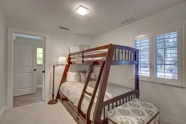 Ev (Canopy Cottage on Siesta Key)