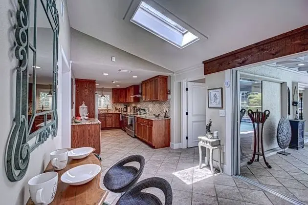 Ev (Canopy Cottage on Siesta Key)