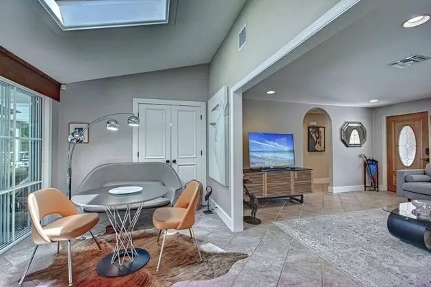 Ev (Canopy Cottage on Siesta Key)