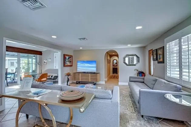 Ev (Canopy Cottage on Siesta Key)