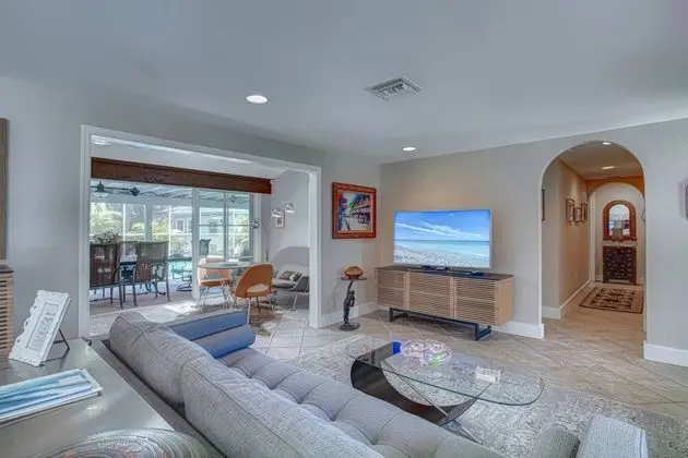Ev (Canopy Cottage on Siesta Key)