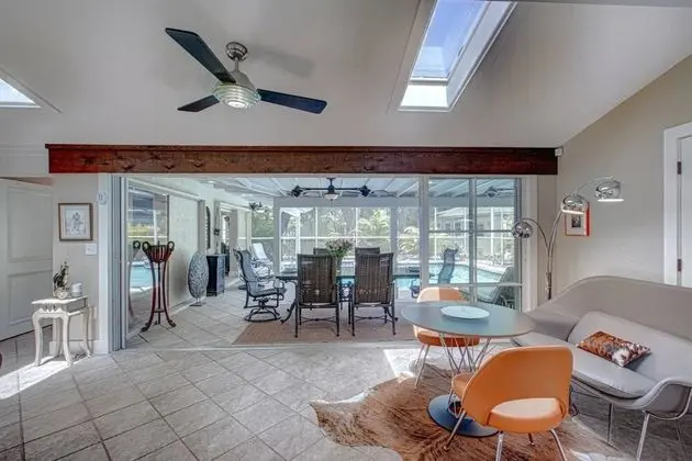Ev (Canopy Cottage on Siesta Key)