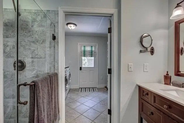 Ev (Canopy Cottage on Siesta Key)