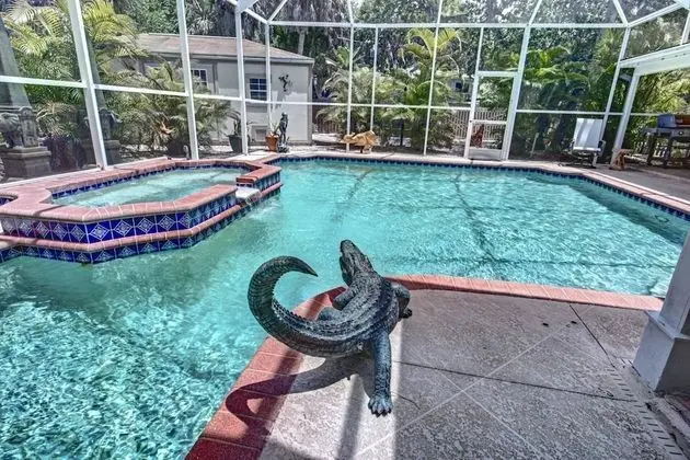 Ev (Canopy Cottage on Siesta Key)