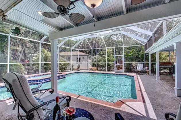 Ev (Canopy Cottage on Siesta Key)