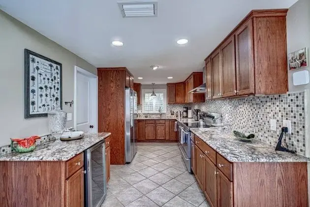 Ev (Canopy Cottage on Siesta Key)
