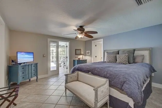 Ev (Canopy Cottage on Siesta Key)