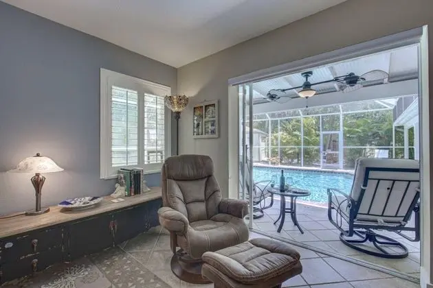Ev (Canopy Cottage on Siesta Key)