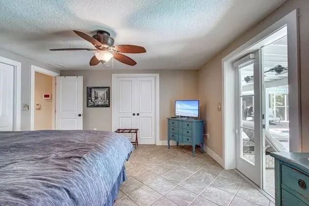 Ev (Canopy Cottage on Siesta Key)