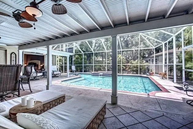 Ev (Canopy Cottage on Siesta Key)