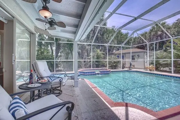 Ev (Canopy Cottage on Siesta Key)