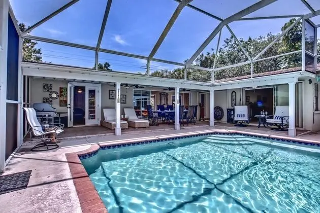 Ev (Canopy Cottage on Siesta Key)