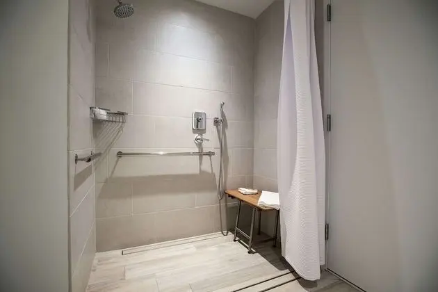 Oda, 2 Büyük (Queen) Boy Yatak, Engellilere Uygun (Roll-In Shower)