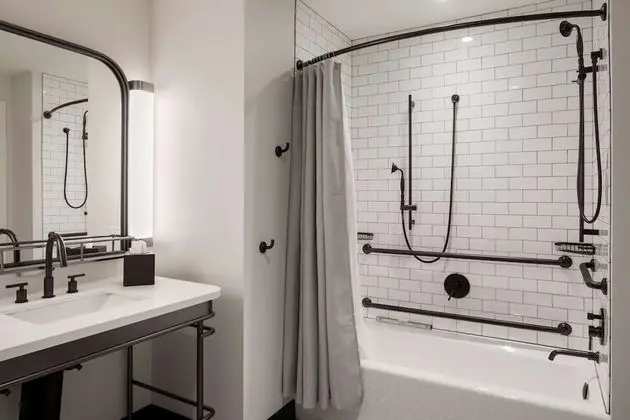 Oda, 1 En Büyük (King) Boy Yatak, Engellilere Uygun, Köşe (Bathtub)