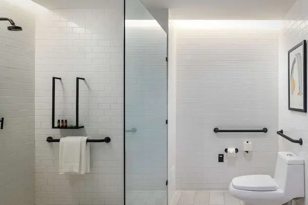 Signature Tek Büyük Yataklı Oda, 1 En Büyük (King) Boy Yatak (Mobility & Hearing, Roll-In Shower)