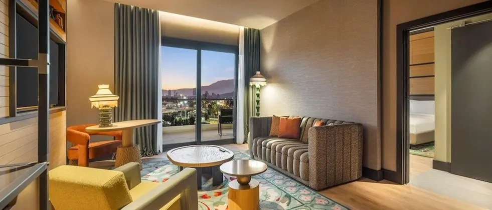 https://i.travelapi.com/lodging/121000000/120310000/120302900/120302837/6bd19afb_z.jpg