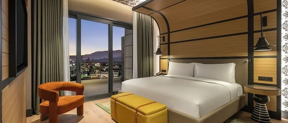 https://i.travelapi.com/lodging/121000000/120310000/120302900/120302837/8d235fb3_z.jpg