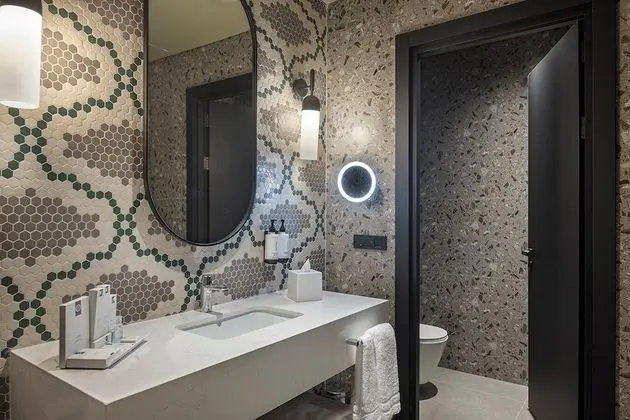 https://i.travelapi.com/lodging/121000000/120310000/120302900/120302837/e3185fc2_z.jpg