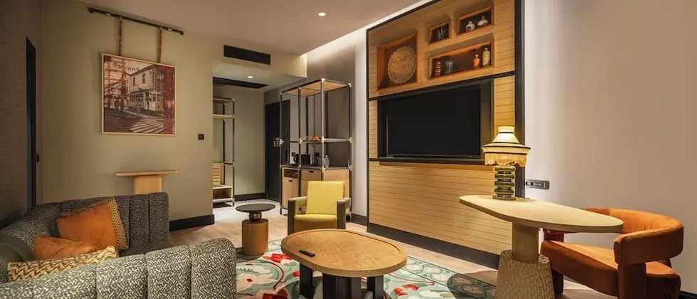 https://i.travelapi.com/lodging/121000000/120310000/120302900/120302837/fd187713_z.jpg