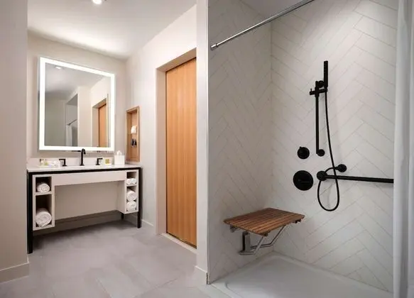 Deluxe Oda, 1 En Büyük (King) Boy Yatak, Engellilere Uygun (Roll-In Shower)