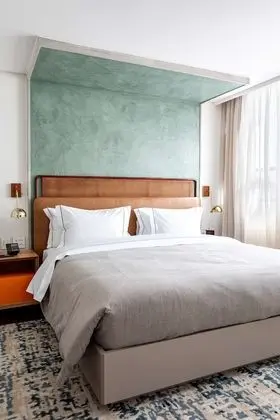 1 King Bed Standard Hearing Accessible