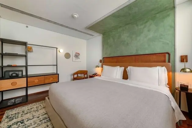 1 King Bed Standard Hearing Accessible