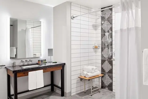 Oda, 1 En Büyük (King) Boy Yatak, Engellilere Uygun (Roll-In Shower)
