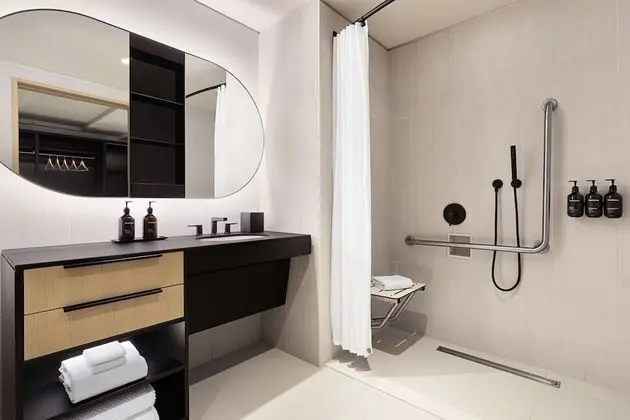 Oda, 1 En Büyük (King) Boy Yatak, Engellilere Uygun (Roll-In Shower)