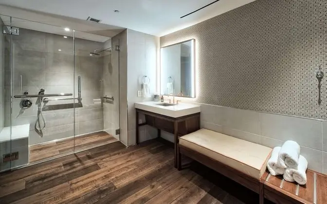 Deluxe Oda, 1 En Büyük (King) Boy Yatak, Engellilere Uygun (Mobility, Roll-in Shower)