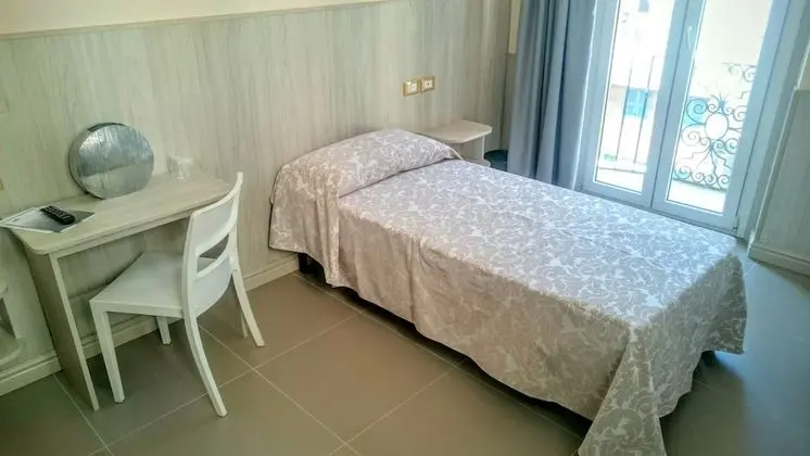 Büyük Yataklı Tek Kişilik Oda