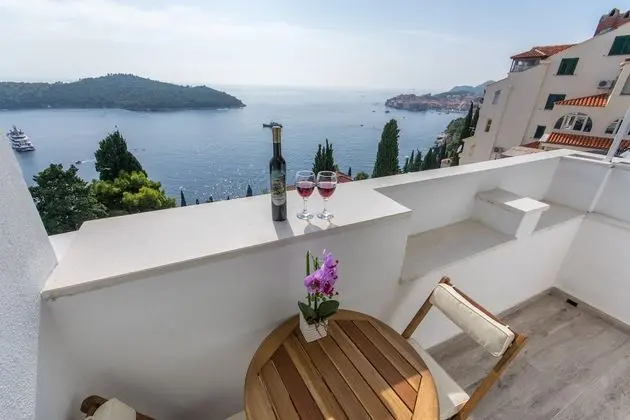 Stüdyo (Studio Apartment with Balcony and Sea)