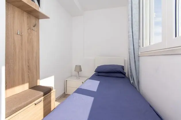 Stüdyo (Studio Apartment with Balcony and Sea)