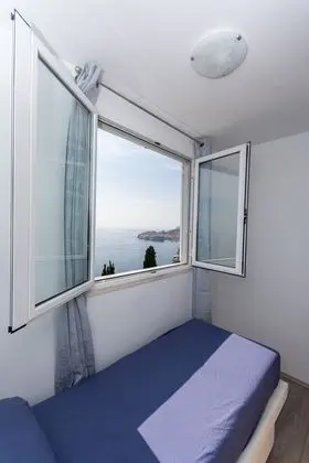 Stüdyo (Studio Apartment with Balcony and Sea)