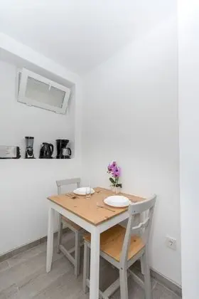 Stüdyo (Studio Apartment with Balcony and Sea)