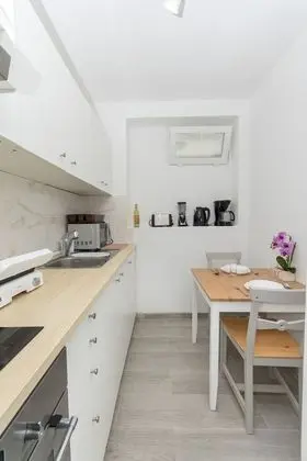 Stüdyo (Studio Apartment with Balcony and Sea)