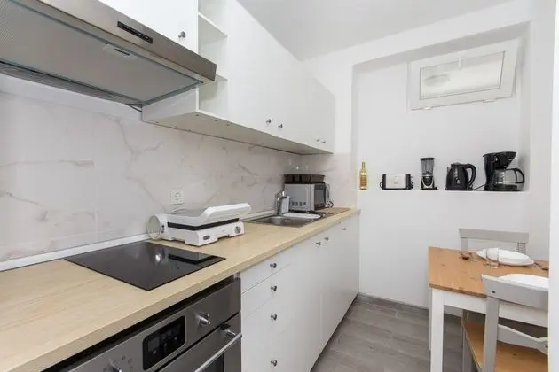 Stüdyo (Studio Apartment with Balcony and Sea)