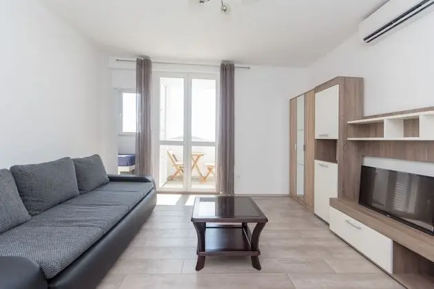 Stüdyo (Studio Apartment with Balcony and Sea)